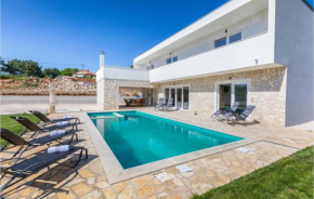 Awesome home in Jursici with Jacuzzi, WiFi and 4 Bedrooms